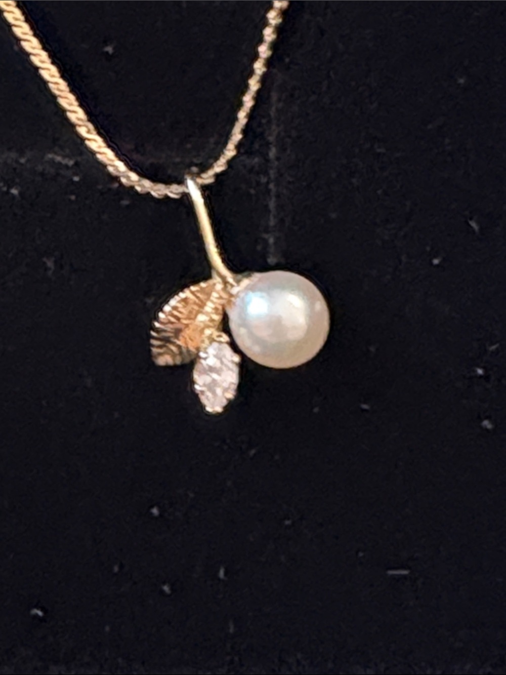 9.5” length Gold Pearl Leaf Pendant Necklace - Elegant Women’s Jewelry